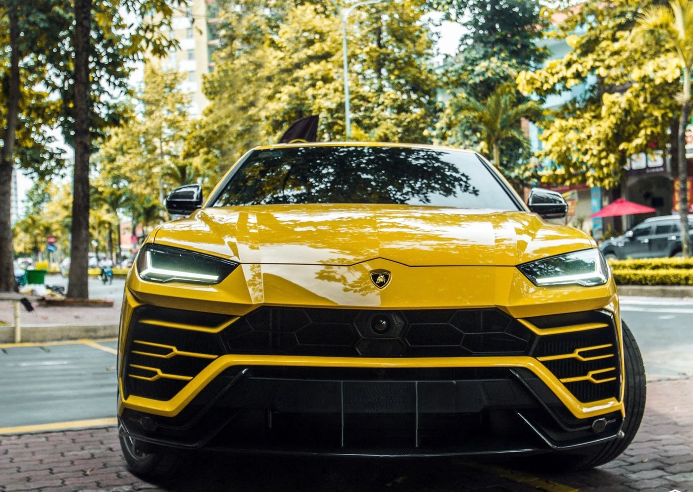 Lamborghini Urus Yellow - Image 4