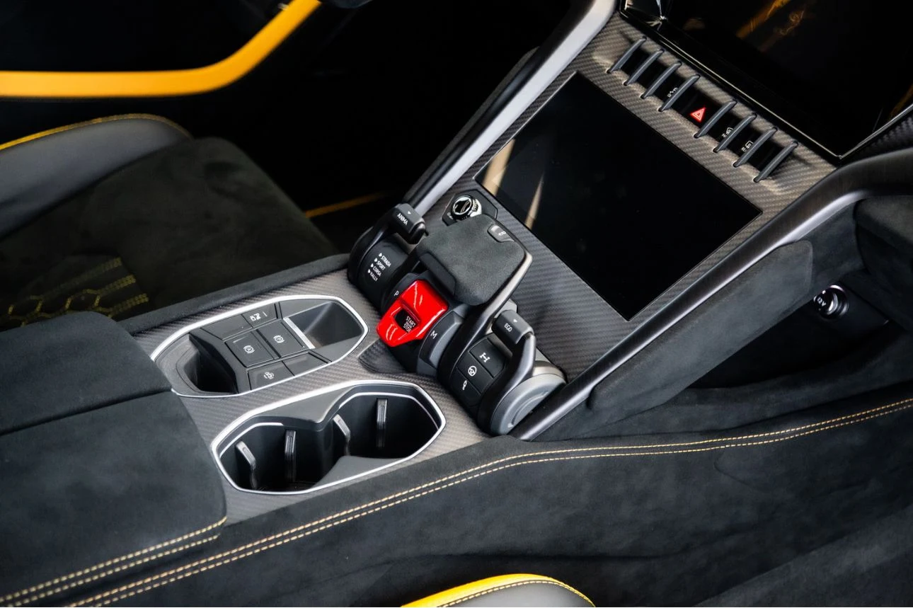 Lamborghini Urus Yellow - Image 8
